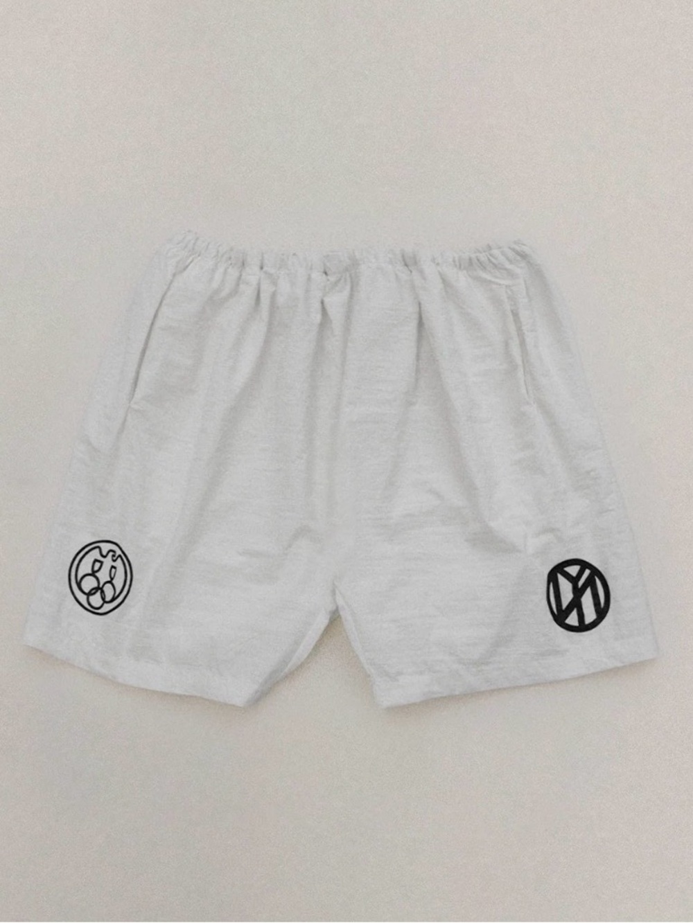 YZY MEN'S WHITE NYLON SHORTS PRINTED SIZE
3 / WITH BLK LOGO BNWT